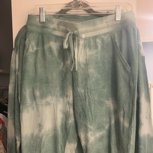 BP crew neck tie dye sweatshirt with sweatpants sweat set.